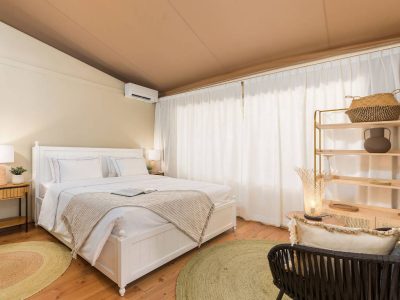 arena-one-99-glamping-grand-escape-luxury-suite-interior-bedroom-i