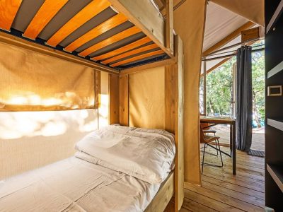 camping-bijela-uvala-glamping-tent-safari-tent-bella-vista-interior-bedroom-bunk-bed