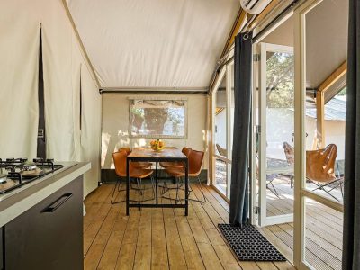 camping-bijela-uvala-glamping-tent-safari-tent-bella-vista-interior-dining-room