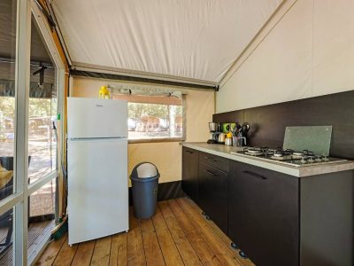 camping-bijela-uvala-glamping-tent-safari-tent-bella-vista-interior-kitchen