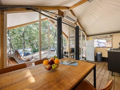 camping-bijela-uvala-glamping-tent-safari-tent-bella-vista-interior-kitchen-table