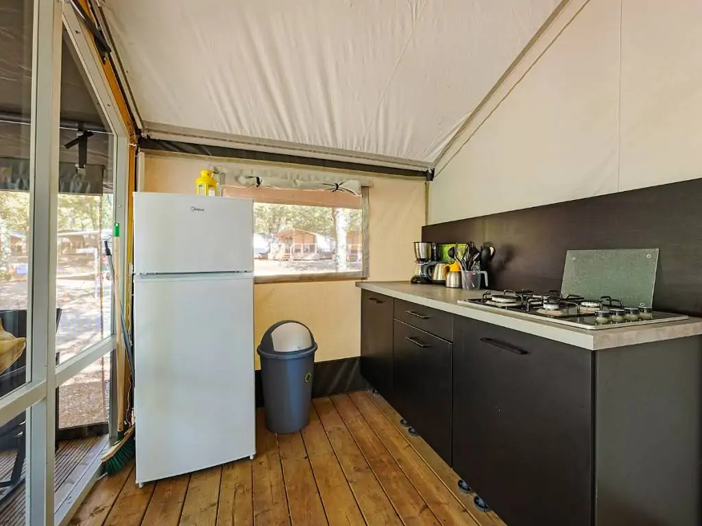 camping-bijela-uvala-glamping-tent-safari-tent-bella-vista-interior-kitchen