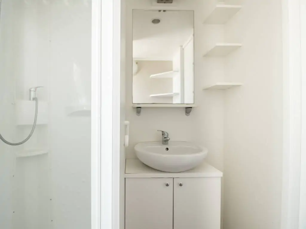 camping-bijela-uvala-mobile-home-malta-interior-bathroom