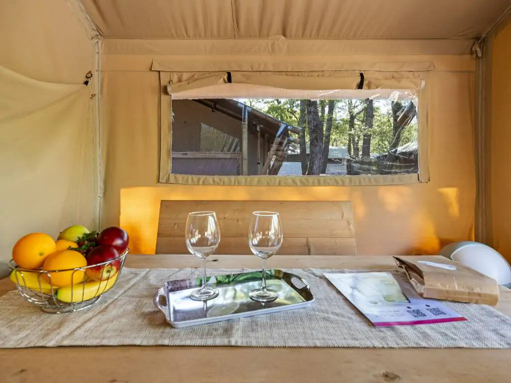 camping-bijela-uvala-safari-tent-lodge-interior-dining-table-kitchen-i