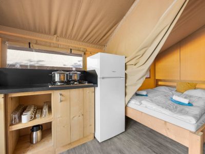 camping-bijela-uvala-safari-tent-lodge-interior-kitchen