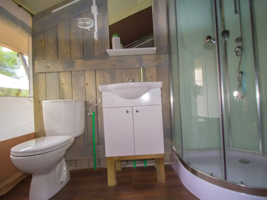 camping-bijela-uvala-safari-tent-s-bathroom-i