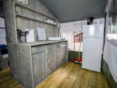 camping-lanterna-glamping-tent-luxury-safari-tent-6-persons-interior-kitchen-ii