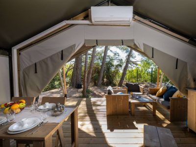camping-lanterna-glamping-tent-safari-tent-comfort-airco-interior-kitchen-table