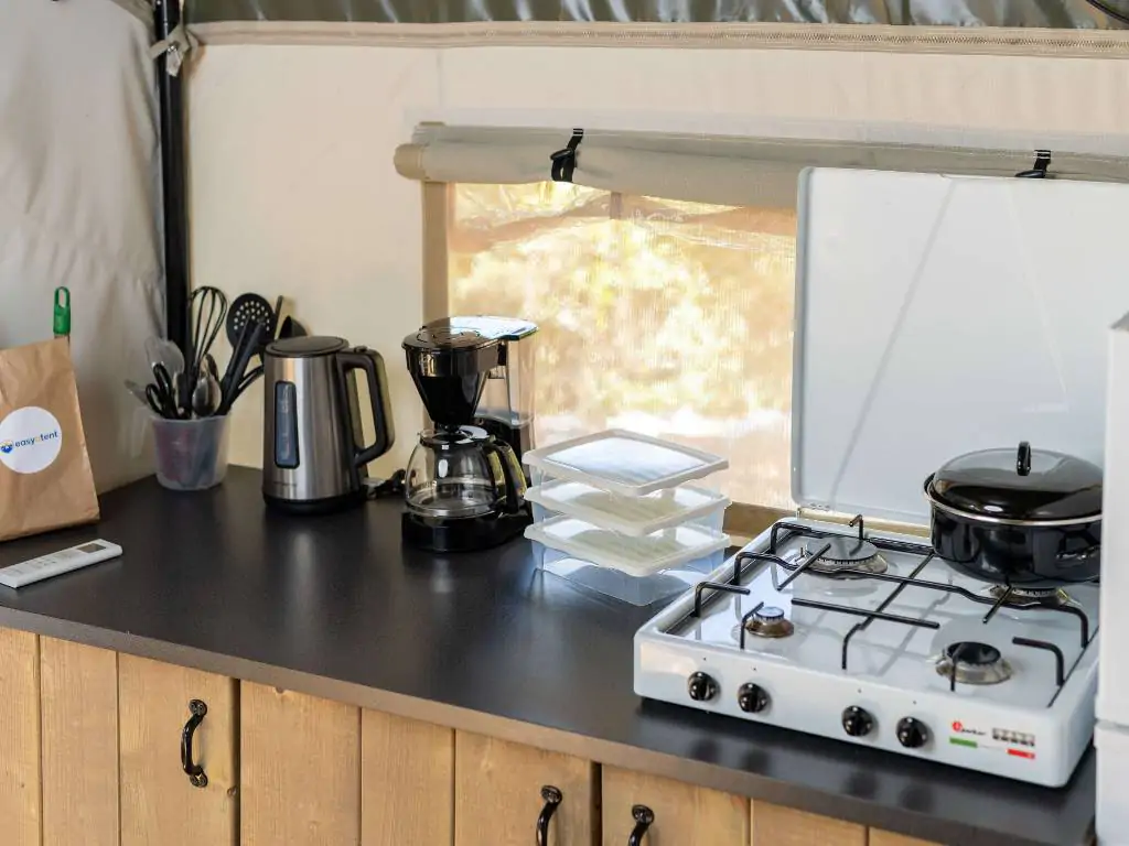 camping-lanterna-glamping-tent-safari-tent-comfort-airco-interior-kitchen