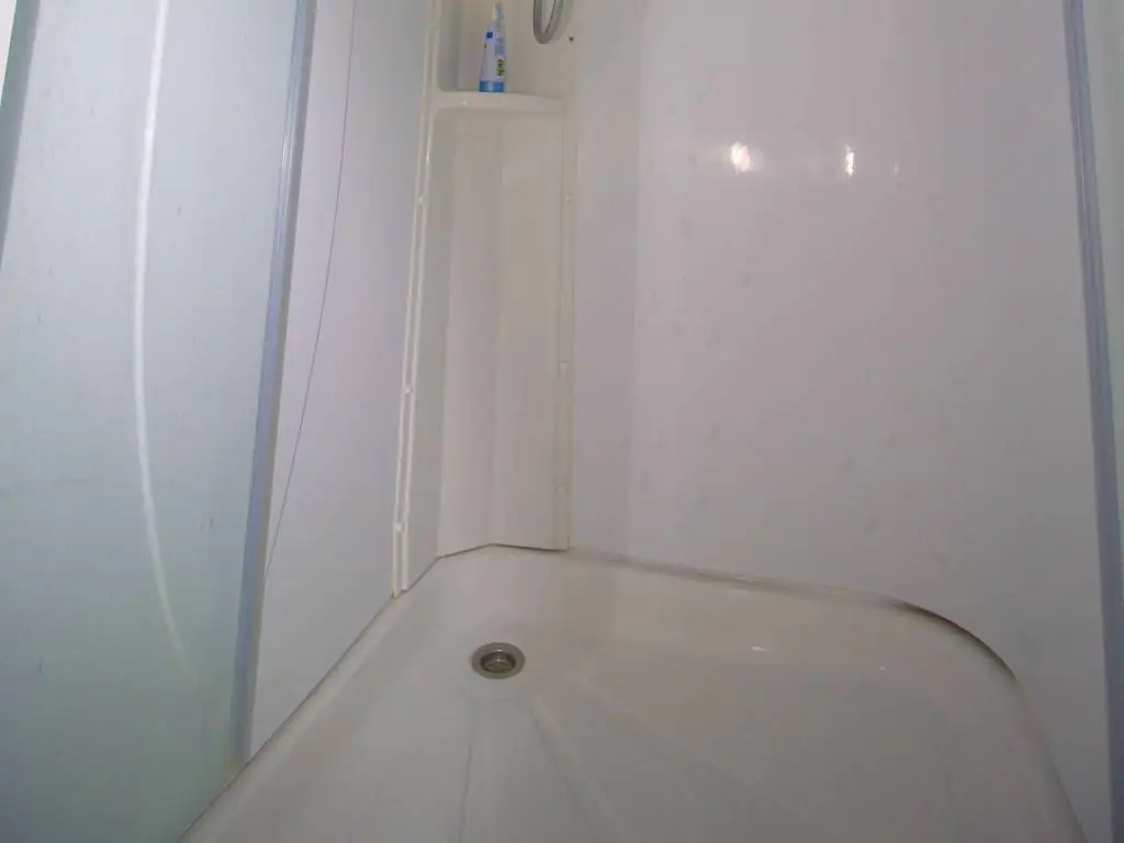 camping-lanterna-mobile-home-malta-interior-bathroom-shower-2