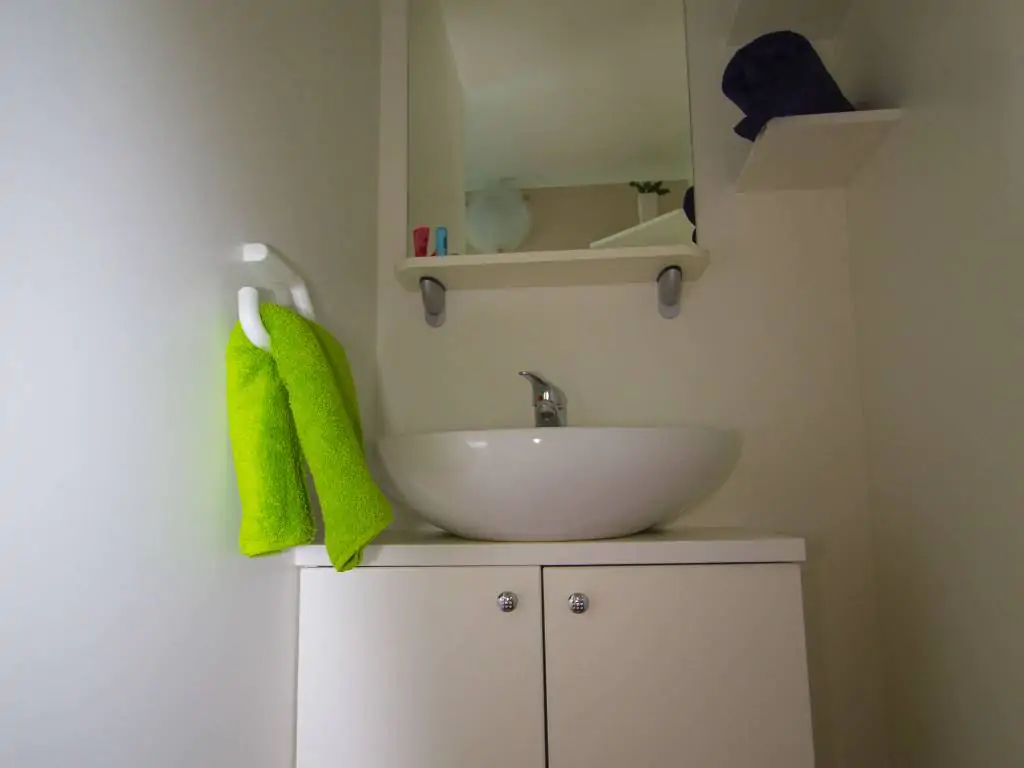 camping-lanterna-mobile-home-malta-interior-bathrooms-ii-2