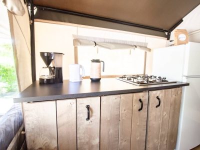camping-porto-sole-safari-tent-comfort-kitchen-top
