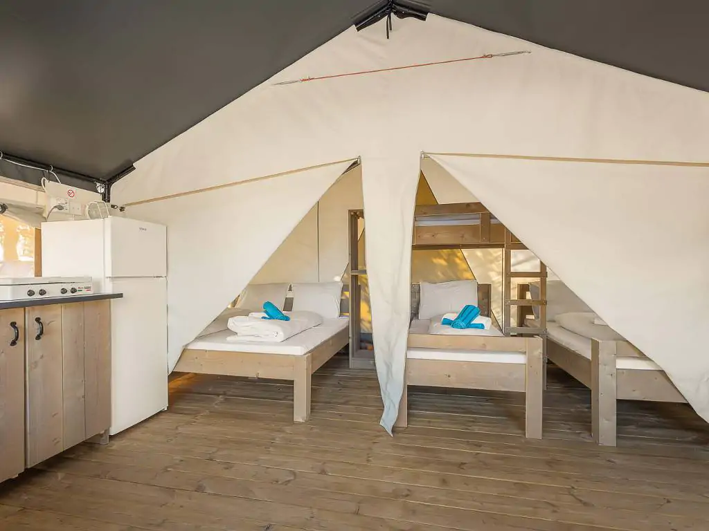 camping-stella-maris-safari-tent-comfort-aircro-interior-living-room