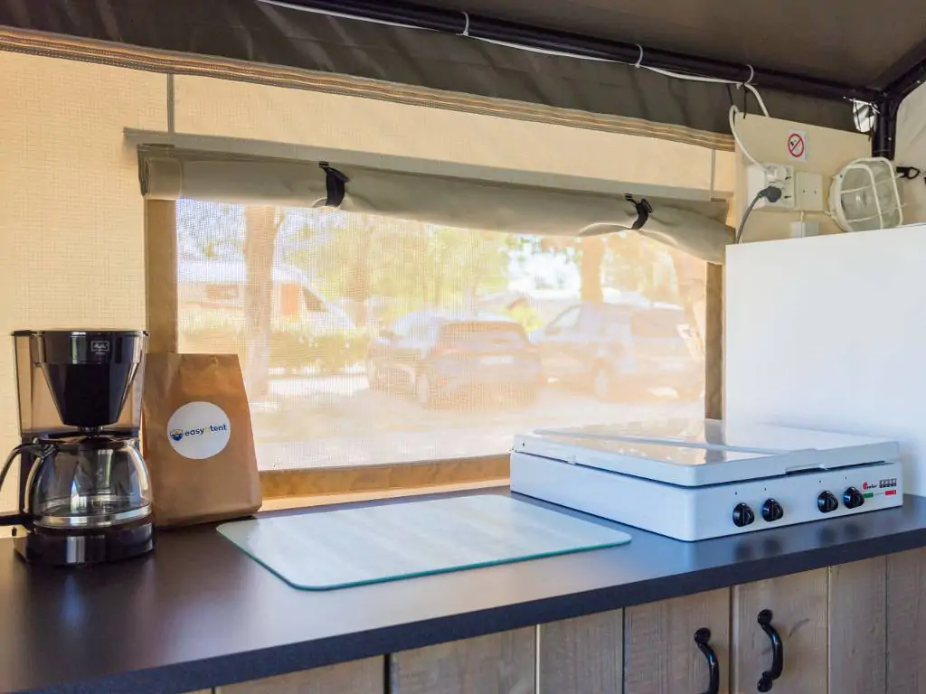 camping-stella-maris-safari-tent-comfort-aircro-kitchen