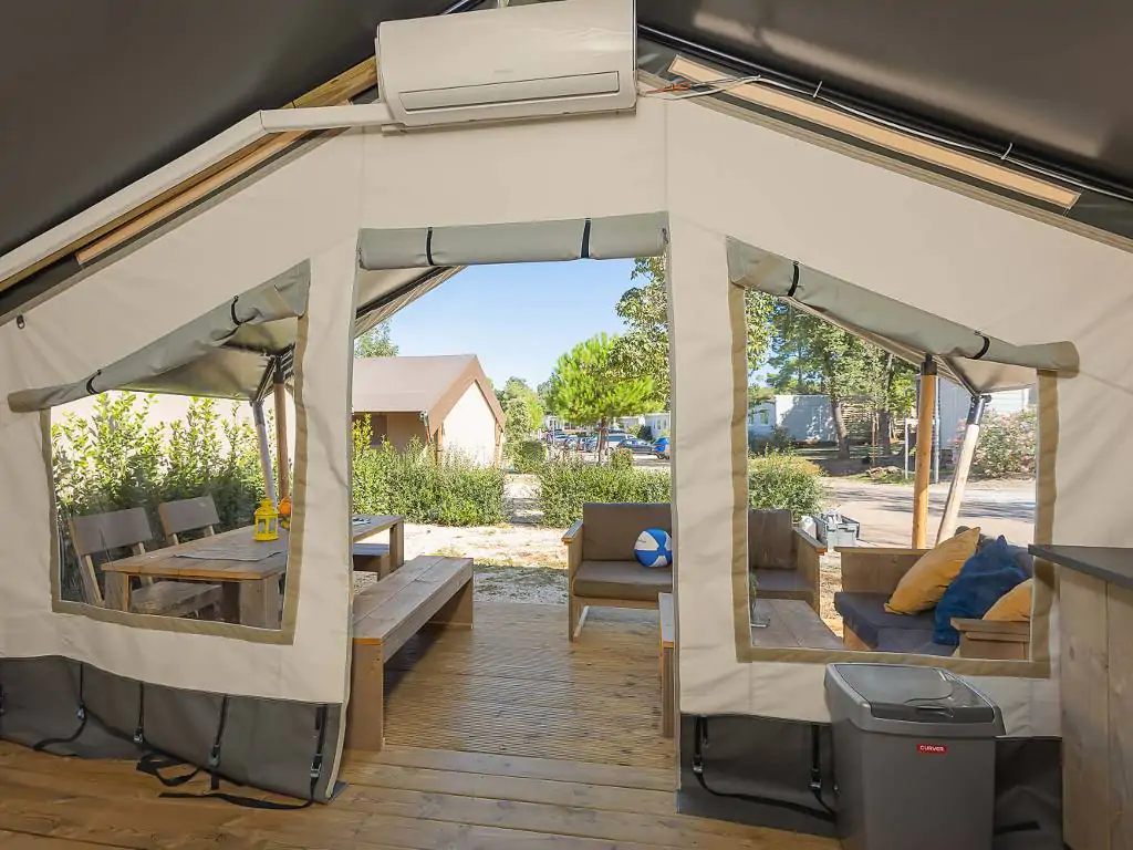 camping-stella-maris-safari-tent-comfort-aircro-living-room