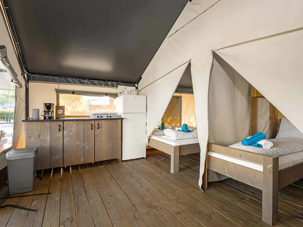 camping-stella-maris-safari-tent-comfort-bedrooms-kitchen