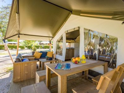camping-stella-maris-safari-tent-comfort-dining-table-terrace