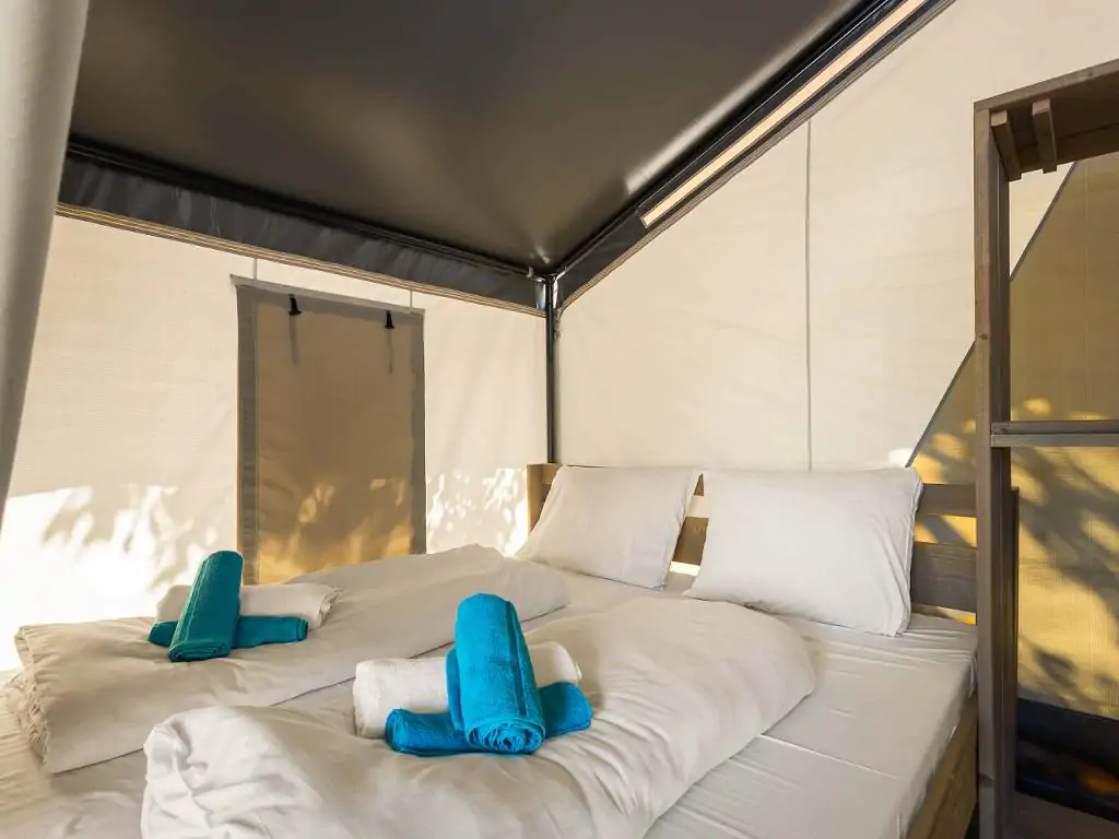 camping-stella-maris-safari-tent-comfort-interior-bedroom-double-bed