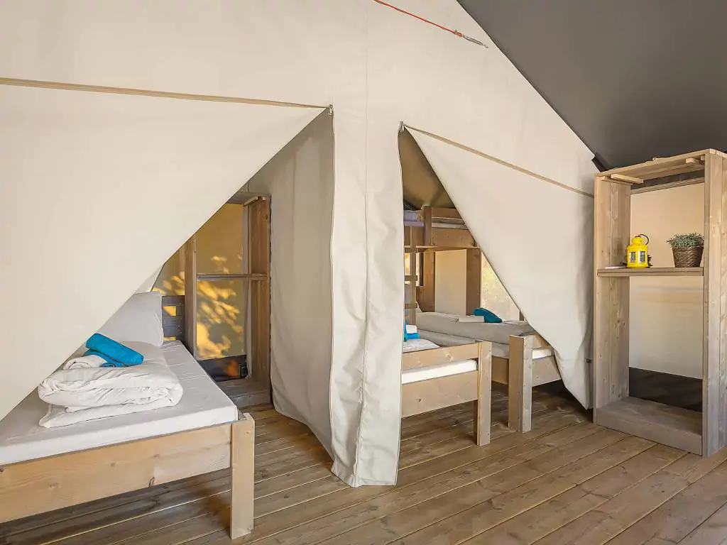 camping-stella-maris-safari-tent-comfort-interior-bedrooms