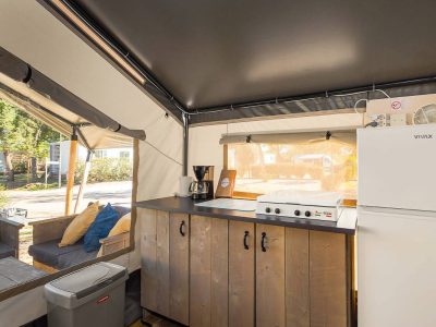 camping-stella-maris-safari-tent-comfort-interior-kitchen