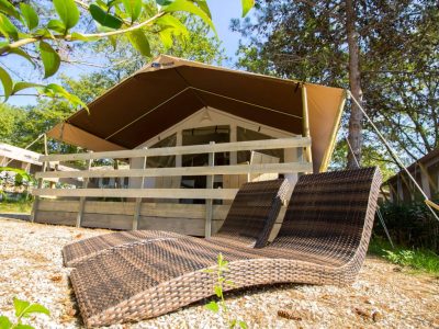 camping-valkanela-luxury-safari-tent-sunbeds