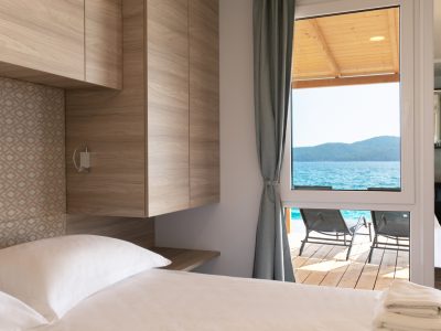 campsite-amadria-sibenik-deluxe-beach-mobile-home-interior-bedroom-seaview