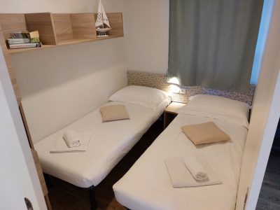 campsite-amadria-sibenik-deluxe-beach-mobile-home-interior-single-bed