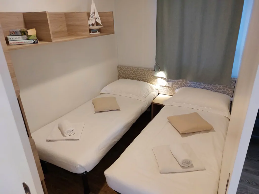 campsite-amadria-sibenik-deluxe-beach-mobile-home-interior-single-bed