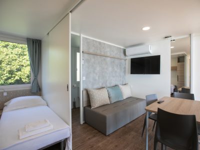 campsite-amadria-sibenik-deluxe-beach-mobile-home-interior-single-beds