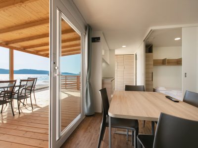 campsite-amadria-sibenik-deluxe-beach-mobile-home-interior-terrace-entrance