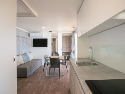 campsite-amadria-sibenik-deluxe-beach-mobile-home-interior-terrace-kitchen