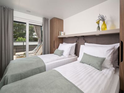 campsite-aminess-atea-mobile-home-amber-luxury-home-interiere-bedroom-single-beds
