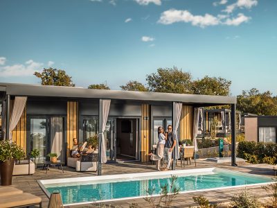 campsite-aminess-atea-mobile-home-amber-sea-luxury-holiday-home-with-private-pool-exteriere-terace-mobile-home-view-pool