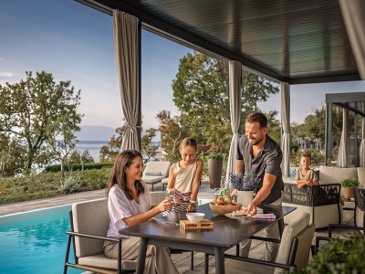 campsite-aminess-atea-mobile-home-amber-sea-luxury-holiday-home-with-private-pool-exteriere-terace-pople