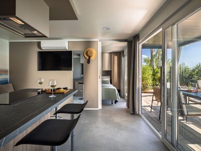 campsite-aminess-atea-mobile-home-amber-sea-luxury-holiday-home-with-private-pool-interiere-kitchen