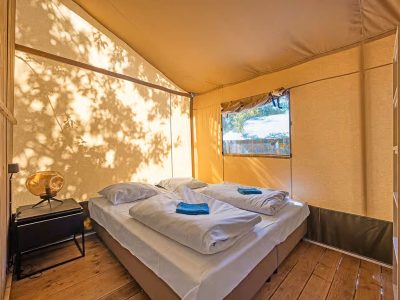 campsite-bijela-uvala-glamping-safari-tent-lodge-6-persons-interior-bedroom-2