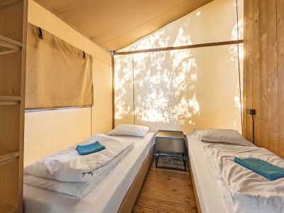 campsite-bijela-uvala-glamping-safari-tent-lodge-6-persons-interior-bedroom-single-beds-2