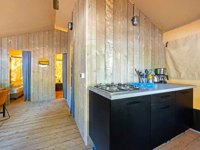 campsite-bijela-uvala-glamping-safari-tent-lodge-6-persons-interior-kitchen-2