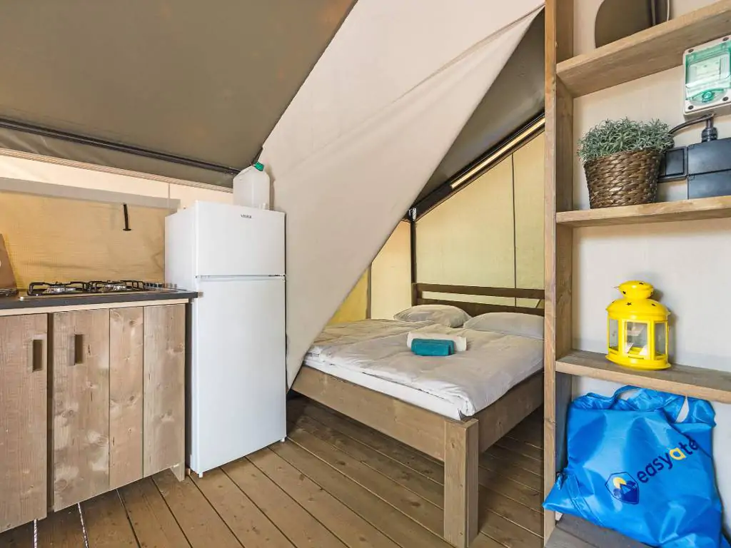 campsite-bijela-uvala-safari-tent-interior-bedroom-kitchen