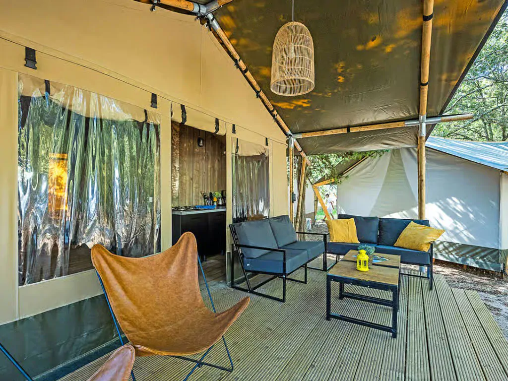 campsite-bijela-uvala-safari-tent-lodge-airco-six-persons-exterior-terrace