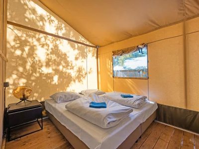 campsite-bijela-uvala-safari-tent-lodge-airco-six-persons-interior-bedroom-double-bed