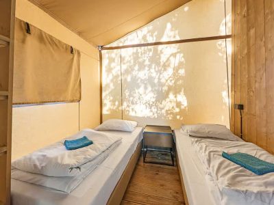 campsite-bijela-uvala-safari-tent-lodge-airco-six-persons-interior-bedroom-single-beds