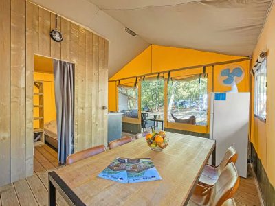 campsite-bijela-uvala-safari-tent-lodge-airco-six-persons-interior-dining-area