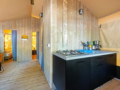 campsite-bijela-uvala-safari-tent-lodge-airco-six-persons-interior-dining-area-and-kitchen