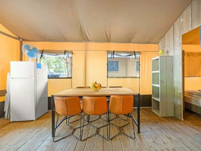 campsite-bijela-uvala-safari-tent-lodge-airco-six-persons-interior-dining-area-table