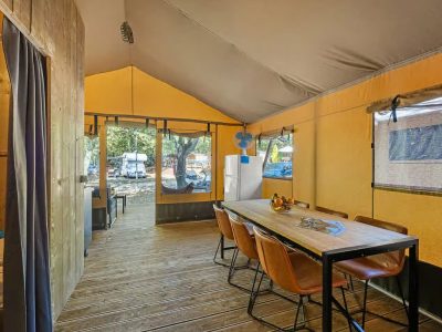 campsite-bijela-uvala-safari-tent-lodge-airco-six-persons-interior-dining-area-view