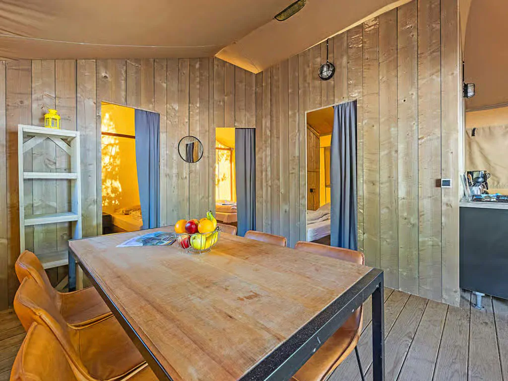 campsite-bijela-uvala-safari-tent-lodge-airco-six-persons-interior-dining-area-view-and-kitchen