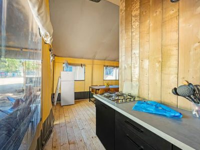 campsite-bijela-uvala-safari-tent-lodge-airco-six-persons-interior-kitchen-and-entrance