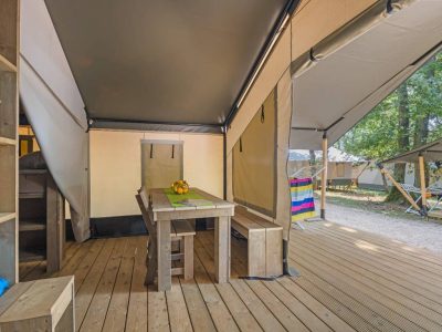 campsite-park-umag-safari-tent-comfort-interior-dining-table