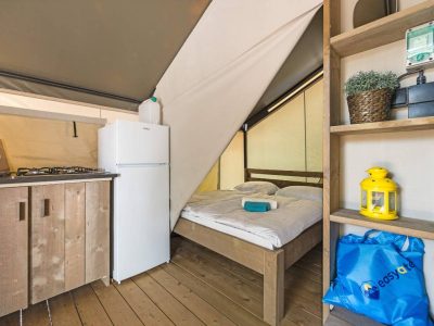 campsite-park-umag-safari-tent-comfort-interior-living-room-kitchen